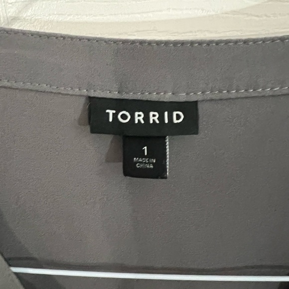 (T18) Torrid-Gray Harper Georgette Pullover 3/4 Sleeve Blouse - Picture 4 of 5